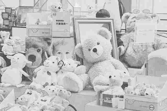 Imagen en blanco y negro que muestra una colección de animales de peluche, mostrando sus colores.